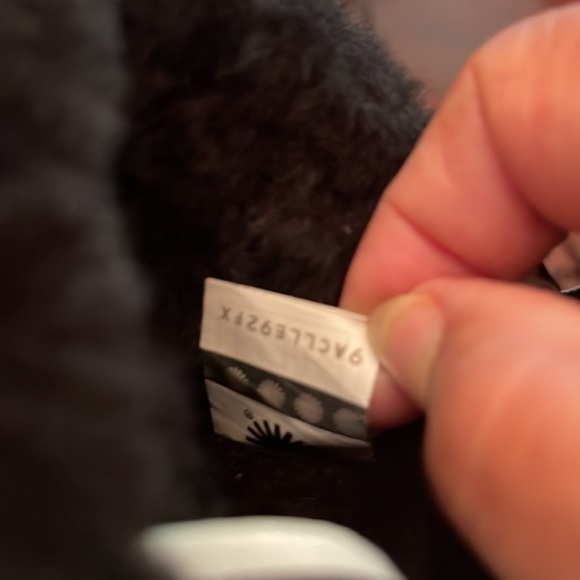 Ugg sling back sandals fuffy black in color size 7 excellent condition. - Picture 4 of 6